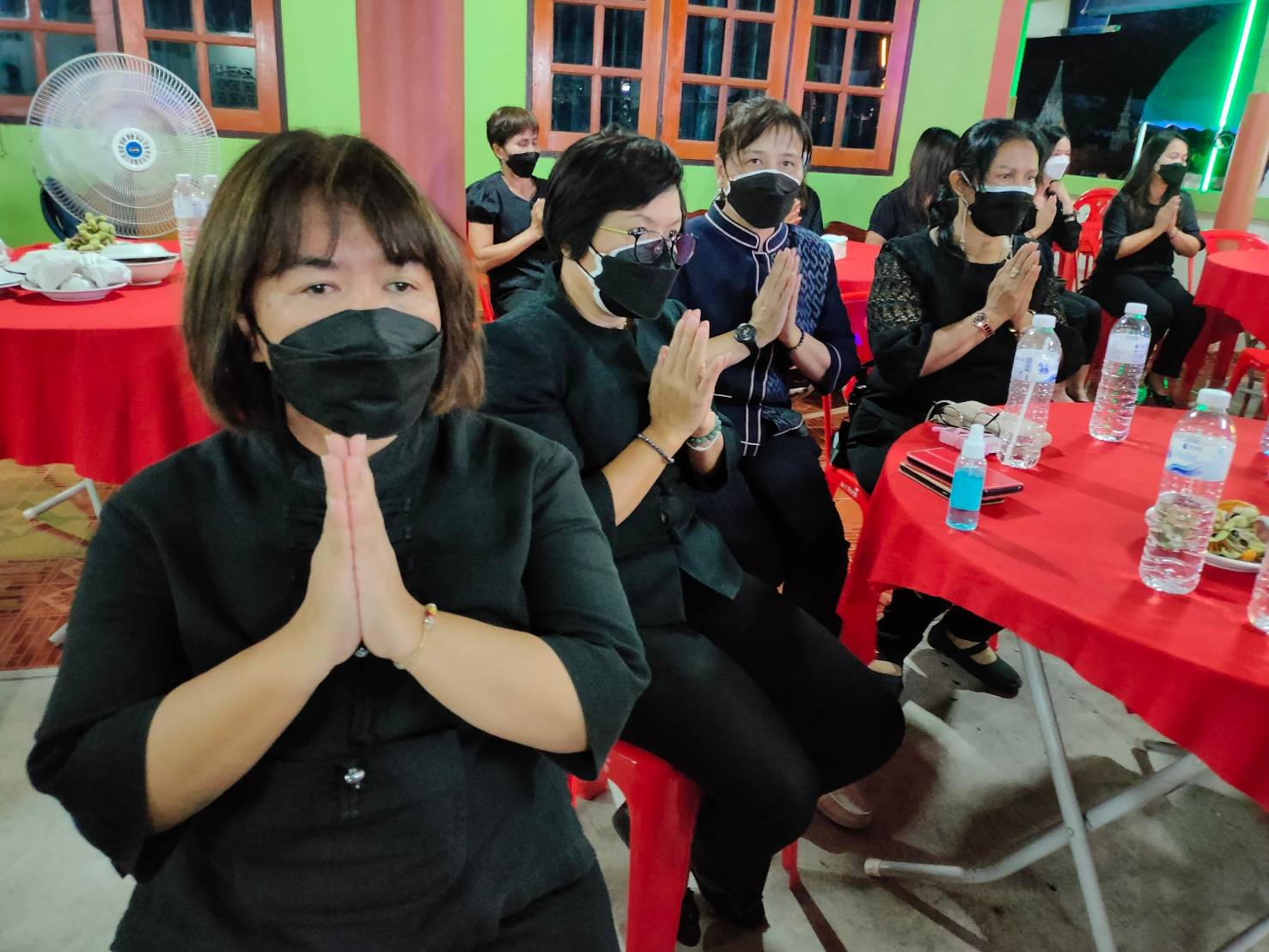 จังหวัดขอนแก่น : นายสุทธิพงษ์ จุลเจริญ ปลัดกระทรวงมหาดไทย พร้อมด้วยนายกสมาคมแม่บ้านมหาดไทย นำทีมผู้บริหารกระทรวงมหาดไทย ผู้บริหารกรมการพัฒนาชุมชน เป็นเจ้าภาพในพิธีบำเพ็ญกุศลสวดพระอภิธรรมศพคุณแม่บัวภา น้อยผาง มารดานายนิวัติ น้อยผาง รองอธิบดีกรมการพัฒนาชุมชน