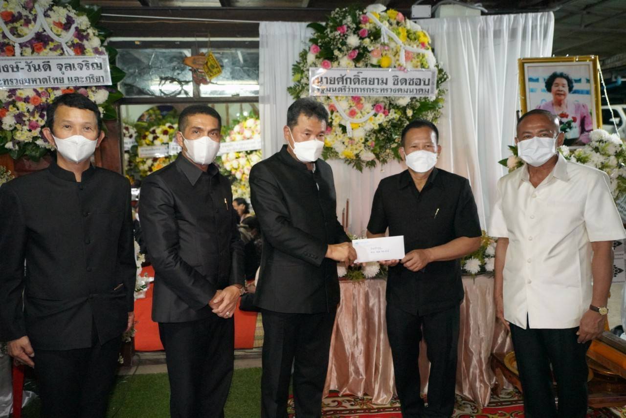 จังหวัดขอนแก่น : นายสุทธิพงษ์ จุลเจริญ ปลัดกระทรวงมหาดไทย พร้อมด้วยนายกสมาคมแม่บ้านมหาดไทย นำทีมผู้บริหารกระทรวงมหาดไทย ผู้บริหารกรมการพัฒนาชุมชน เป็นเจ้าภาพในพิธีบำเพ็ญกุศลสวดพระอภิธรรมศพคุณแม่บัวภา น้อยผาง มารดานายนิวัติ น้อยผาง รองอธิบดีกรมการพัฒนาชุมชน