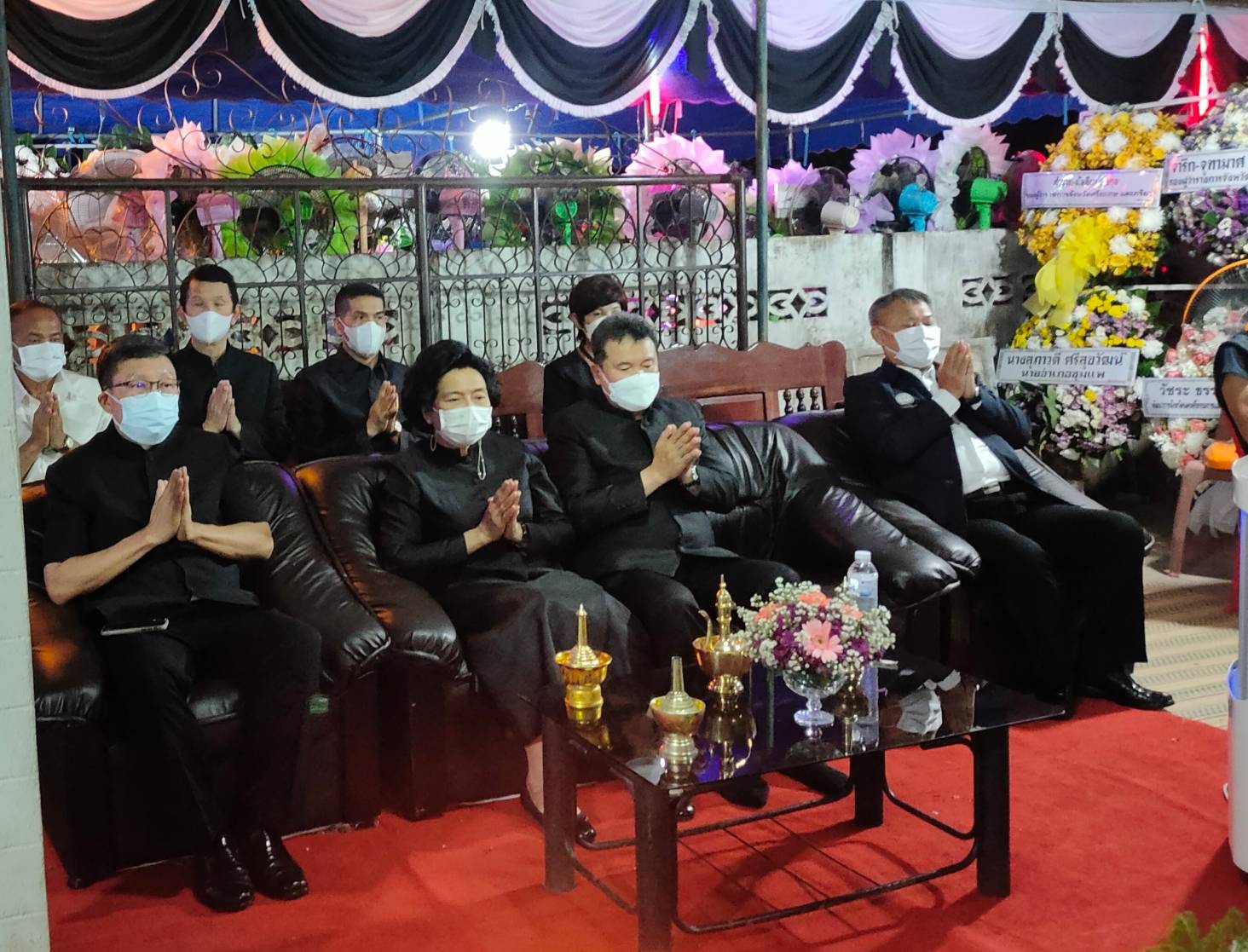 จังหวัดขอนแก่น : นายสุทธิพงษ์ จุลเจริญ ปลัดกระทรวงมหาดไทย พร้อมด้วยนายกสมาคมแม่บ้านมหาดไทย นำทีมผู้บริหารกระทรวงมหาดไทย ผู้บริหารกรมการพัฒนาชุมชน เป็นเจ้าภาพในพิธีบำเพ็ญกุศลสวดพระอภิธรรมศพคุณแม่บัวภา น้อยผาง มารดานายนิวัติ น้อยผาง รองอธิบดีกรมการพัฒนาชุมชน