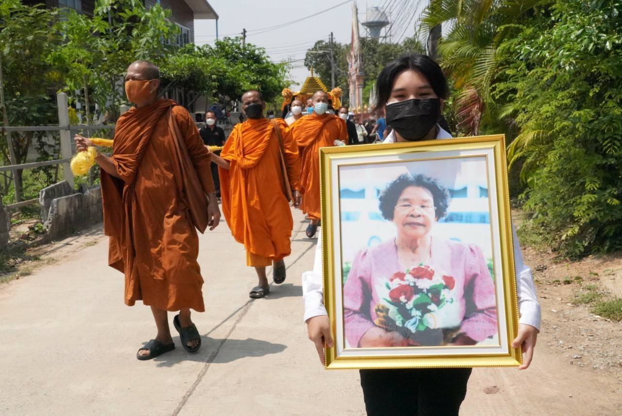 จังหวัดขอนแก่น : อธิบดีกรมการพัฒนาชุมชน เป็นประธานพิธีฌาปนกิจศพคุณแม่ บัวภา น้อยผาง มารดานายนิวัติ น้อยผาง รองอธิบดีกรมการพัฒนาชุมชน