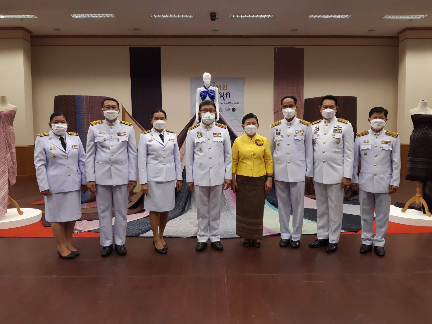 จังหวัดขอนแก่น จัดพิธีมอบแบบผ้าลายพระราชทาน “ผ้าขิดลายนารีรัตนราชกัญญา”