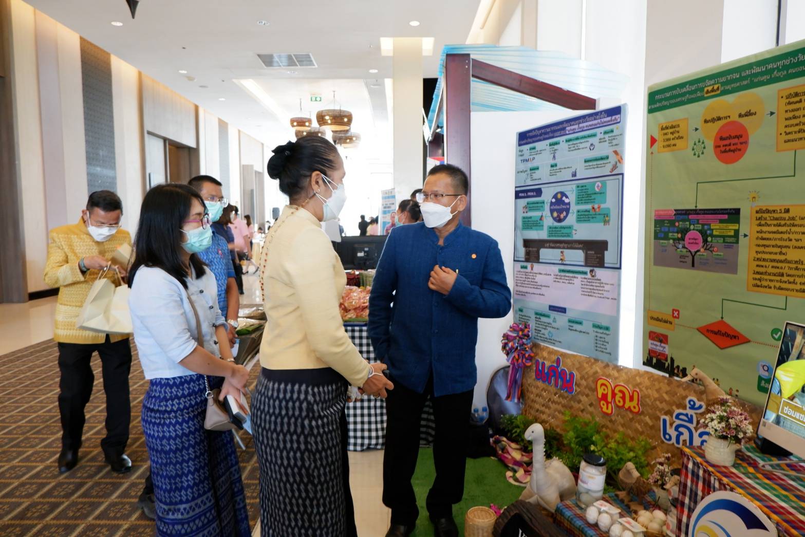 จังหวัดขอนแก่น : รัฐมนตรีว่าการกระทรวงมหาดไทย มอบนโยบายขับเคลื่อน ศจพ.ระดับพื้นที่ในการประชุมเชิงปฏิบัติการเพื่อซักซ้อมแนวทางการขับเคลื่อนศูนย์อำนวยการขจัดความยากจนและพัฒนาคนทุกช่วงวัยอย่างยั่งยืนตามหลักปรัชญาของเศรษฐกิจพอเพียงในระดับพื้นที่ ปีงบประมาณ พ.ศ. 2565  ภาคตะวันออกเฉียงเหนือ