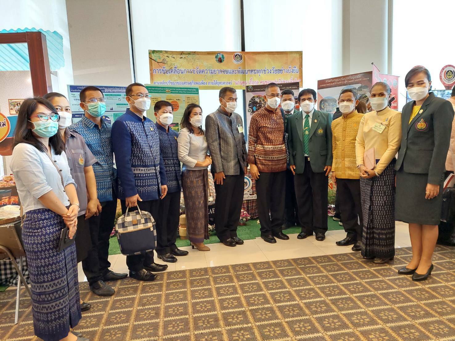 จังหวัดขอนแก่น : รัฐมนตรีว่าการกระทรวงมหาดไทย มอบนโยบายขับเคลื่อน ศจพ.ระดับพื้นที่ในการประชุมเชิงปฏิบัติการเพื่อซักซ้อมแนวทางการขับเคลื่อนศูนย์อำนวยการขจัดความยากจนและพัฒนาคนทุกช่วงวัยอย่างยั่งยืนตามหลักปรัชญาของเศรษฐกิจพอเพียงในระดับพื้นที่ ปีงบประมาณ พ.ศ. 2565  ภาคตะวันออกเฉียงเหนือ