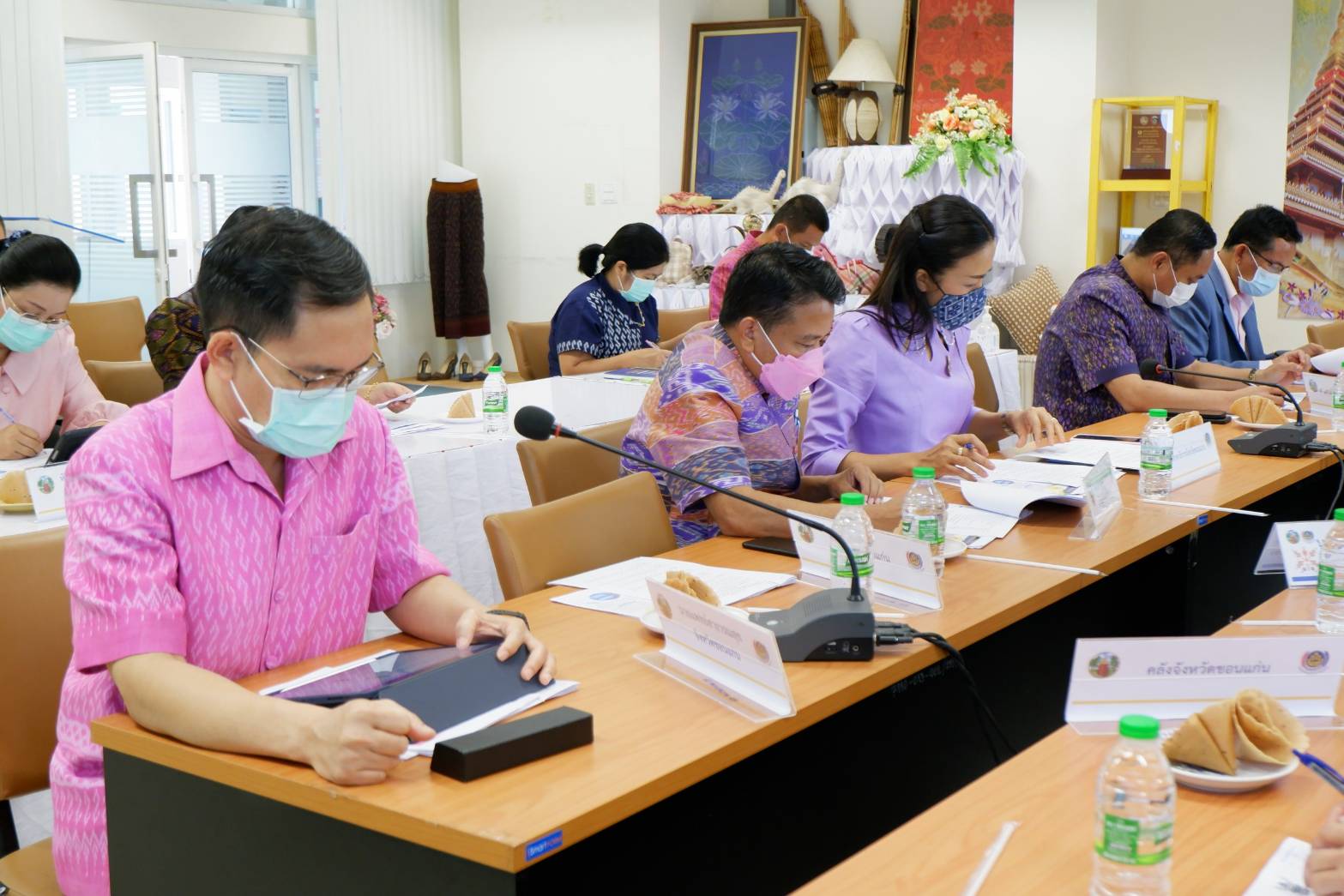 ผู้ว่าราชการจังหวัดขอนแก่น : ประชุมคณะทำงานขับเคลื่อนการดำเนินงานการขจัดความยากจนและพัฒนาคนทุกช่วงวัยอย่างยั่งยืน ตามหลักปรัชญาของเศรษฐกิจพอเพียง ตามภารกิจ 5 มิติ ระดับจังหวัด ย้ำรัฐบาลให้ความสำคัญกับการ แก้ไขปัญหาความยากจน และพัฒนาคนทุกช่วงวัย กำชับ แก้ปัญหาความยากจนแบบพุ่งเป้า ต้องทำให้เกิดผลสำเร็จในระดับที่น่าพอใจ ภายในปี 65