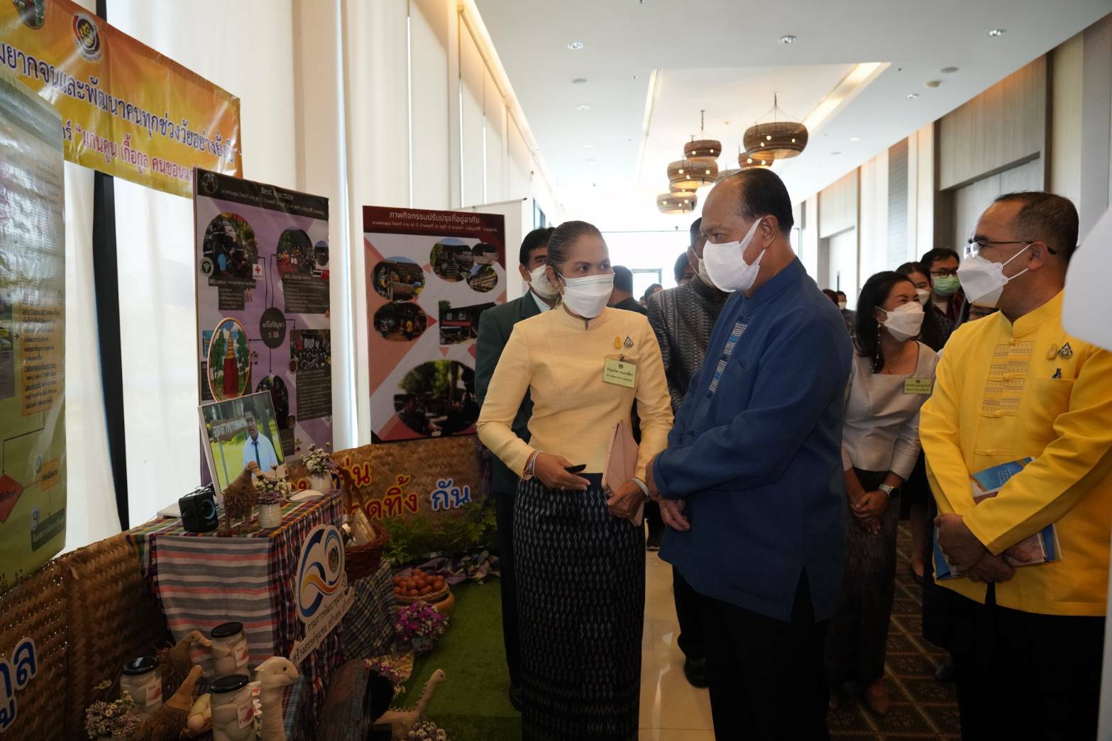 จังหวัดขอนแก่น : รัฐมนตรีว่าการกระทรวงมหาดไทย มอบนโยบายขับเคลื่อน ศจพ.ระดับพื้นที่ในการประชุมเชิงปฏิบัติการเพื่อซักซ้อมแนวทางการขับเคลื่อนศูนย์อำนวยการขจัดความยากจนและพัฒนาคนทุกช่วงวัยอย่างยั่งยืนตามหลักปรัชญาของเศรษฐกิจพอเพียงในระดับพื้นที่ ปีงบประมาณ พ.ศ. 2565  ภาคตะวันออกเฉียงเหนือ