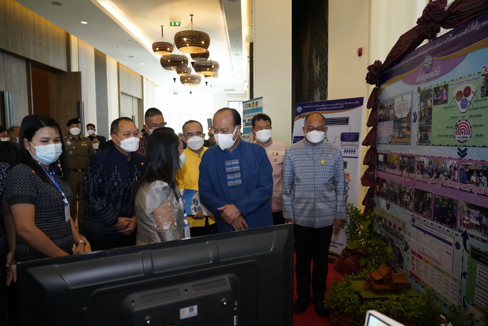 จังหวัดขอนแก่น : รัฐมนตรีว่าการกระทรวงมหาดไทย มอบนโยบายขับเคลื่อน ศจพ.ระดับพื้นที่ในการประชุมเชิงปฏิบัติการเพื่อซักซ้อมแนวทางการขับเคลื่อนศูนย์อำนวยการขจัดความยากจนและพัฒนาคนทุกช่วงวัยอย่างยั่งยืนตามหลักปรัชญาของเศรษฐกิจพอเพียงในระดับพื้นที่ ปีงบประมาณ พ.ศ. 2565  ภาคตะวันออกเฉียงเหนือ