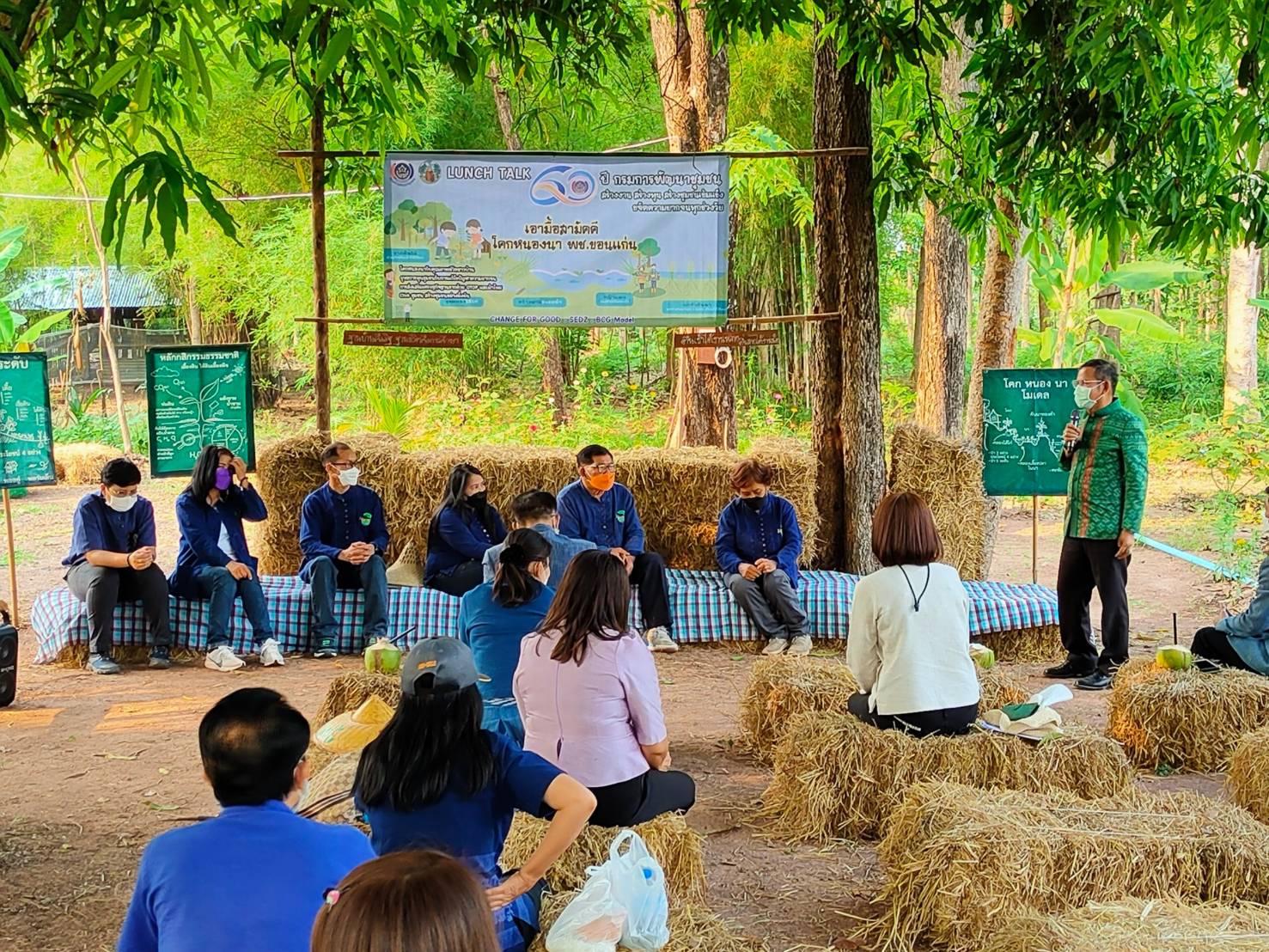 พช.ขอนแก่น : นายวสันต์ ชิงชนะ ผู้ตรวจราชการกรมการพัฒนาชุมชน เขตตรวจราชการที่ 12 ลงพื้นที่ติดตามผลการขับเคลื่อนงานการขจัดความยากจนและพัฒนาคนทุกช่วงวัยอย่างยั่งยืน ตามหลักปรัชญาของเศรษฐกิจพอเพียง และการขับเคลื่อนงานตามภารกิจสำคัญของกรมการพัฒนาชุมชน ปี 2565 จังหวัดขอนแก่น