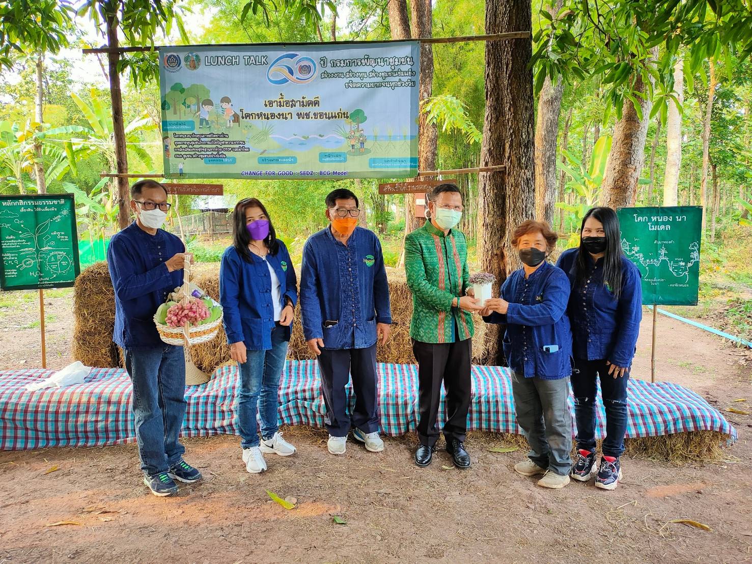 พช.ขอนแก่น : นายวสันต์ ชิงชนะ ผู้ตรวจราชการกรมการพัฒนาชุมชน เขตตรวจราชการที่ 12 ลงพื้นที่ติดตามผลการขับเคลื่อนงานการขจัดความยากจนและพัฒนาคนทุกช่วงวัยอย่างยั่งยืน ตามหลักปรัชญาของเศรษฐกิจพอเพียง และการขับเคลื่อนงานตามภารกิจสำคัญของกรมการพัฒนาชุมชน ปี 2565 จังหวัดขอนแก่น