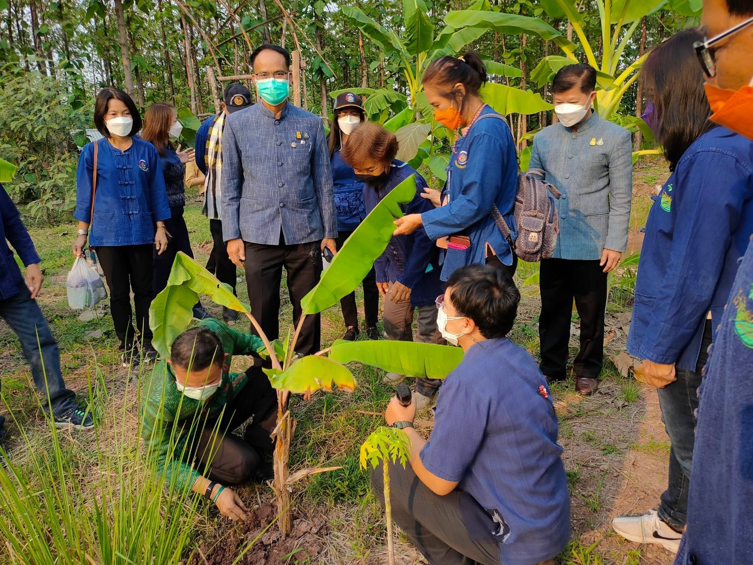 พช.ขอนแก่น : นายวสันต์ ชิงชนะ ผู้ตรวจราชการกรมการพัฒนาชุมชน เขตตรวจราชการที่ 12 ลงพื้นที่ติดตามผลการขับเคลื่อนงานการขจัดความยากจนและพัฒนาคนทุกช่วงวัยอย่างยั่งยืน ตามหลักปรัชญาของเศรษฐกิจพอเพียง และการขับเคลื่อนงานตามภารกิจสำคัญของกรมการพัฒนาชุมชน ปี 2565 จังหวัดขอนแก่น