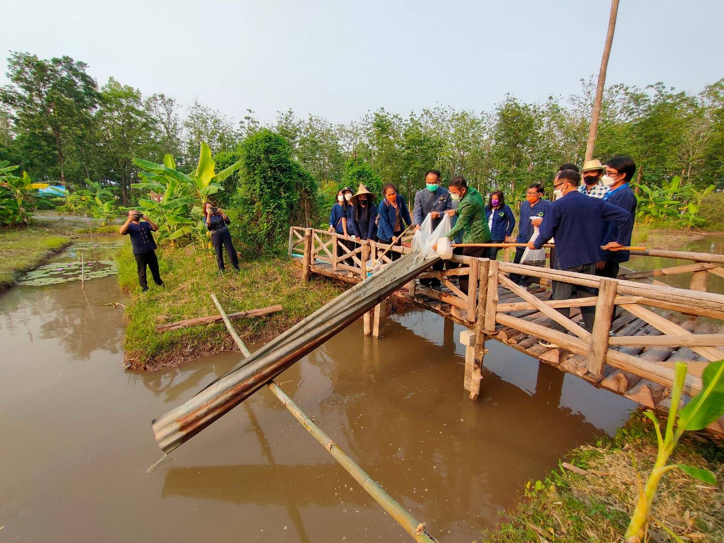 พช.ขอนแก่น : นายวสันต์ ชิงชนะ ผู้ตรวจราชการกรมการพัฒนาชุมชน เขตตรวจราชการที่ 12 ลงพื้นที่ติดตามผลการขับเคลื่อนงานการขจัดความยากจนและพัฒนาคนทุกช่วงวัยอย่างยั่งยืน ตามหลักปรัชญาของเศรษฐกิจพอเพียง และการขับเคลื่อนงานตามภารกิจสำคัญของกรมการพัฒนาชุมชน ปี 2565 จังหวัดขอนแก่น