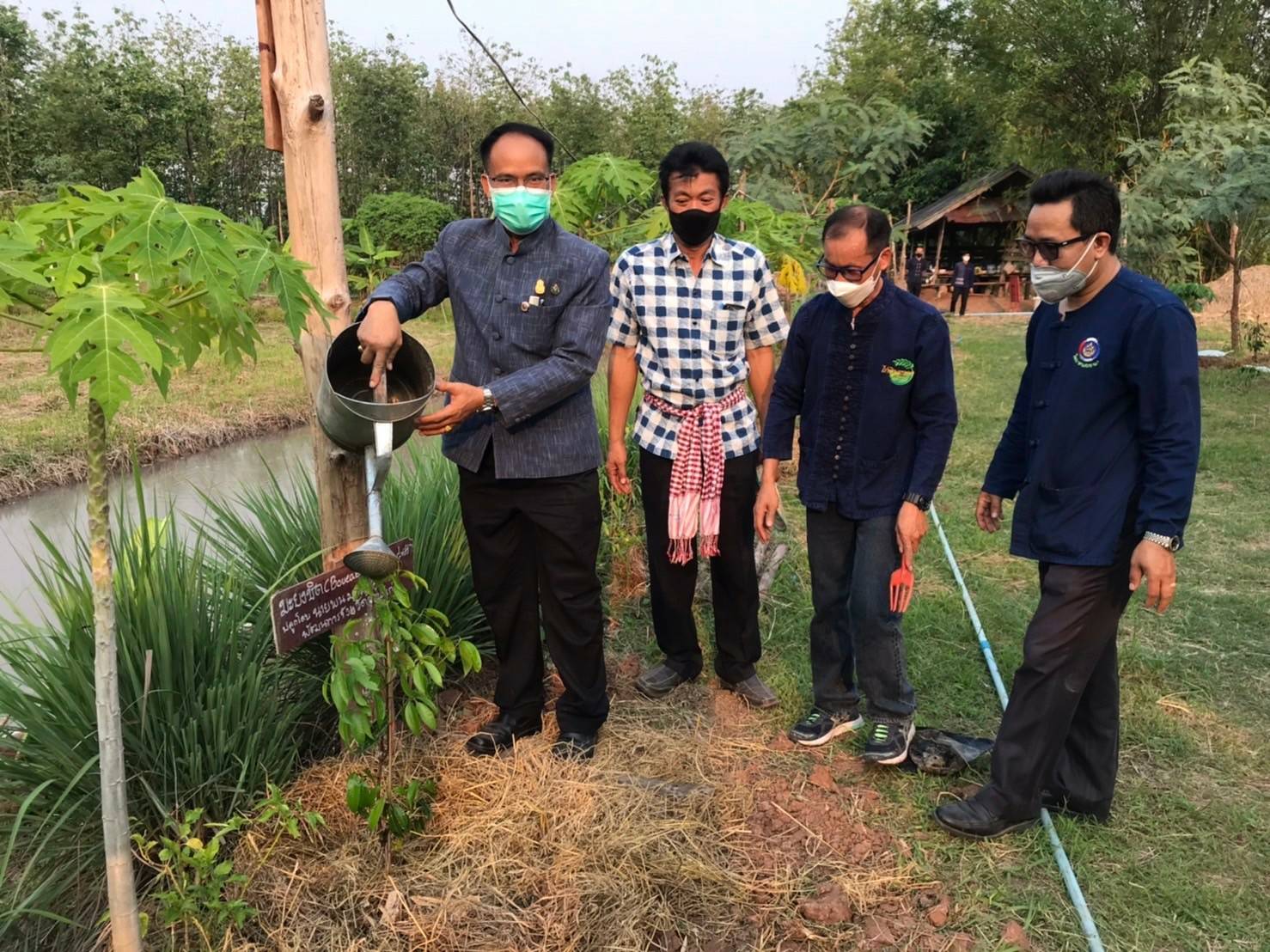 พช.ขอนแก่น : นายวสันต์ ชิงชนะ ผู้ตรวจราชการกรมการพัฒนาชุมชน เขตตรวจราชการที่ 12 ลงพื้นที่ติดตามผลการขับเคลื่อนงานการขจัดความยากจนและพัฒนาคนทุกช่วงวัยอย่างยั่งยืน ตามหลักปรัชญาของเศรษฐกิจพอเพียง และการขับเคลื่อนงานตามภารกิจสำคัญของกรมการพัฒนาชุมชน ปี 2565 จังหวัดขอนแก่น