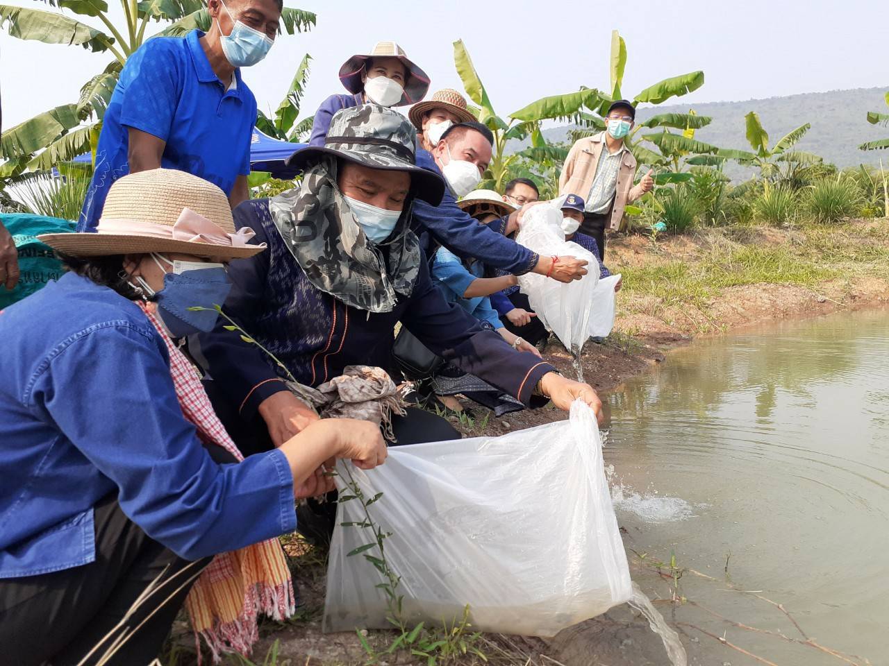 พช.ขอนแก่น : นายวสันต์ ชิงชนะ ผู้ตรวจราชการกรมการพัฒนาชุมชน เขตตรวจราชการที่ 12 ลงพื้นที่ติดตามผลการขับเคลื่อนงานการขจัดความยากจนและพัฒนาคนทุกช่วงวัยอย่างยั่งยืน ตามหลักปรัชญาของเศรษฐกิจพอเพียง และการขับเคลื่อนงานตามภารกิจสำคัญของกรมการพัฒนาชุมชน ปี 2565 จังหวัดขอนแก่น