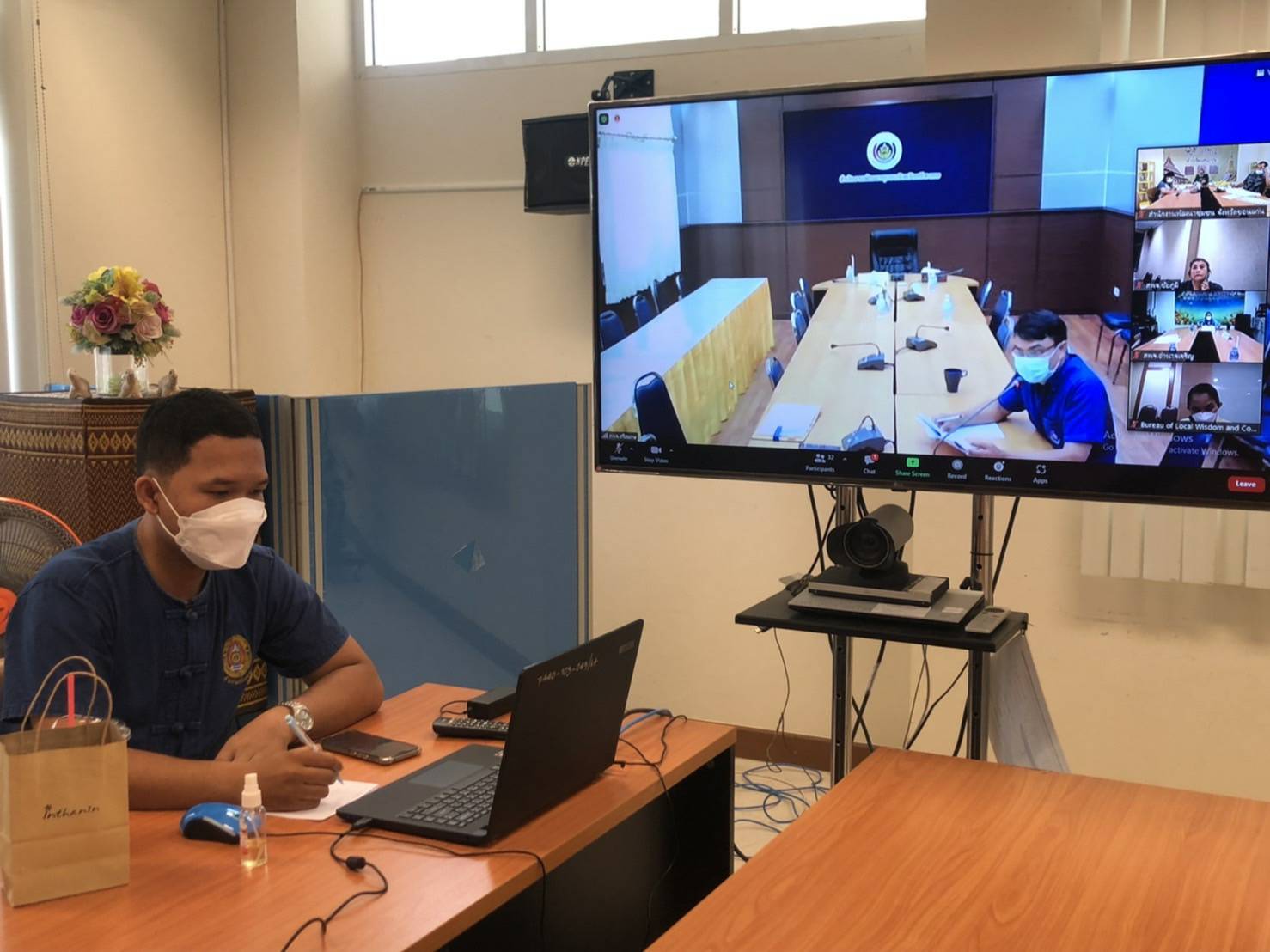 พช.ขอนแก่น :ร่วมประชุมติดตามการขับเคลื่อนการดำเนินงานศูนย์กลางการซื้อขายเส้นไหมนครชัยบุรินทร์ ครั้งที่ 1/2565 ผ่านระบบประชุมทางไกล (Zoom Cloud Meetings)