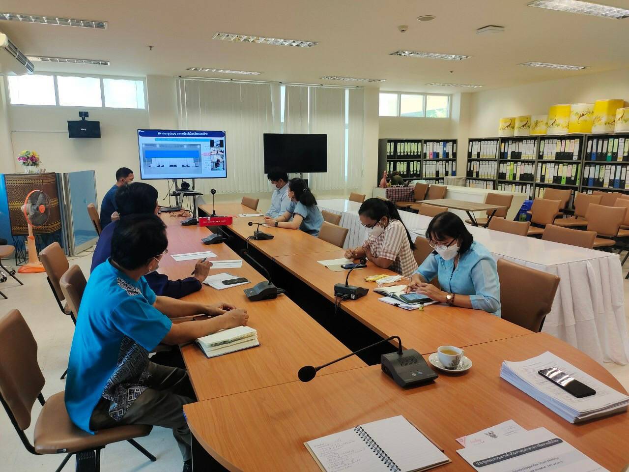 พช.ขอนแก่น :ร่วมประชุมติดตามการขับเคลื่อนการดำเนินงานศูนย์กลางการซื้อขายเส้นไหมนครชัยบุรินทร์ ครั้งที่ 1/2565 ผ่านระบบประชุมทางไกล (Zoom Cloud Meetings)