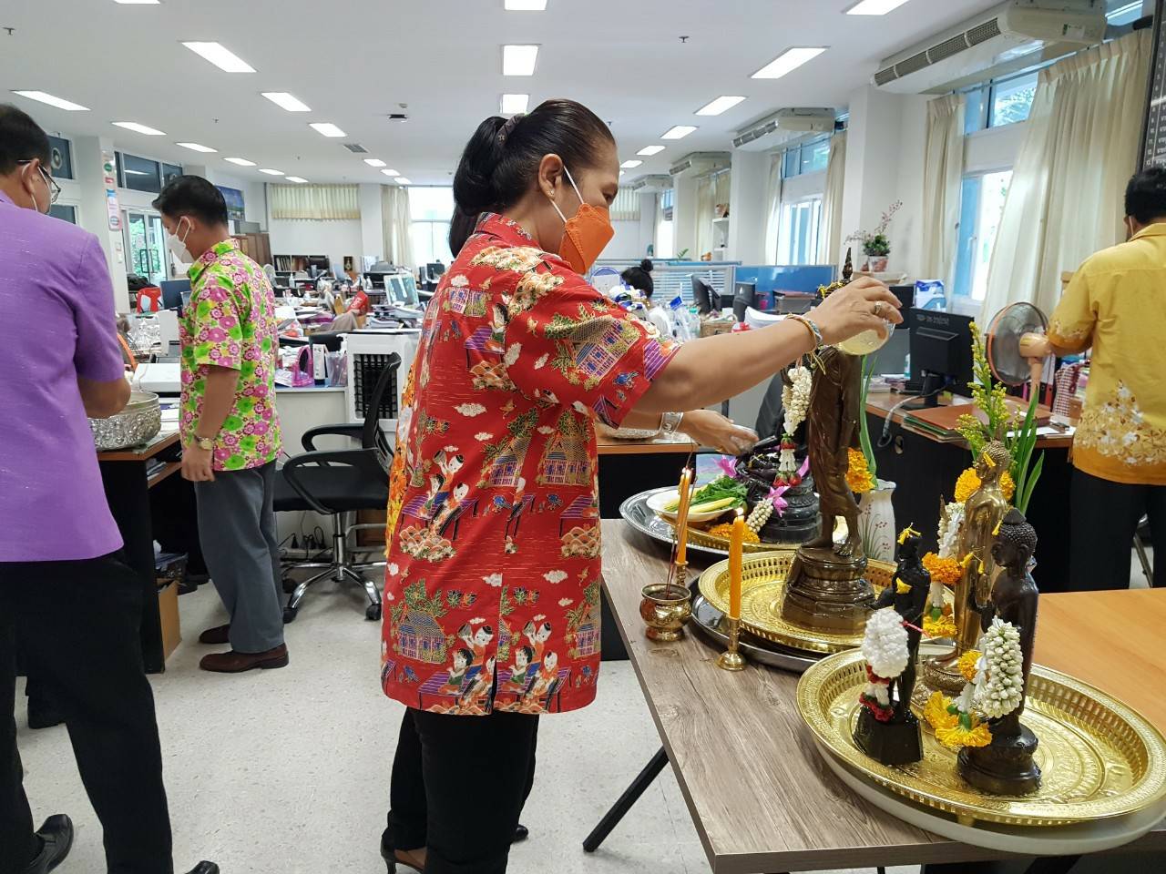 พช.ขอนแก่น : สืบสานประเพณีสงกรานต์ 2565 “สรงน้ำพระ รดน้ำดำหัว ขอพรผู้ใหญ่