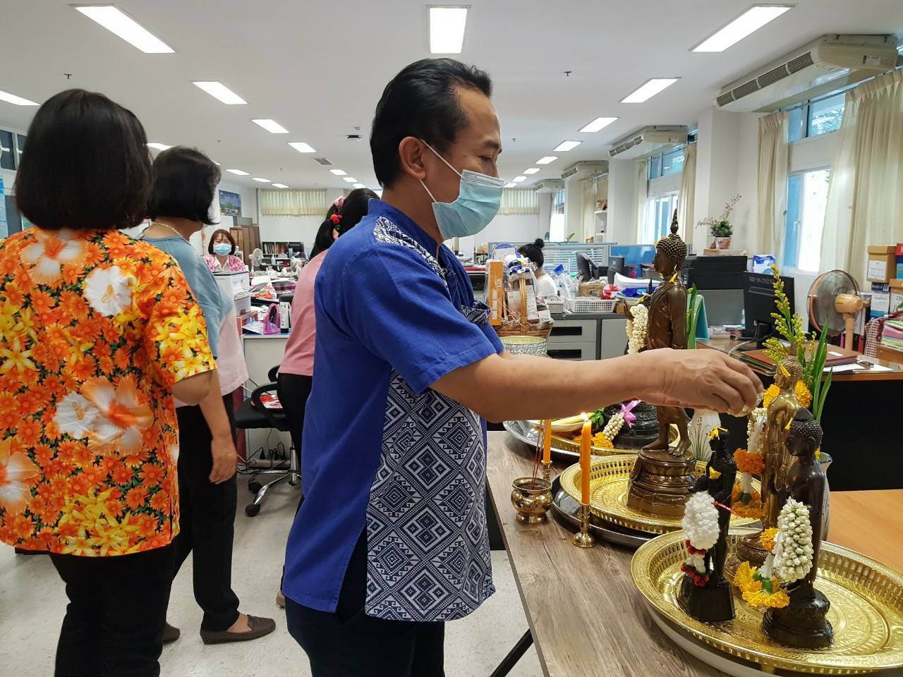 พช.ขอนแก่น : สืบสานประเพณีสงกรานต์ 2565 “สรงน้ำพระ รดน้ำดำหัว ขอพรผู้ใหญ่