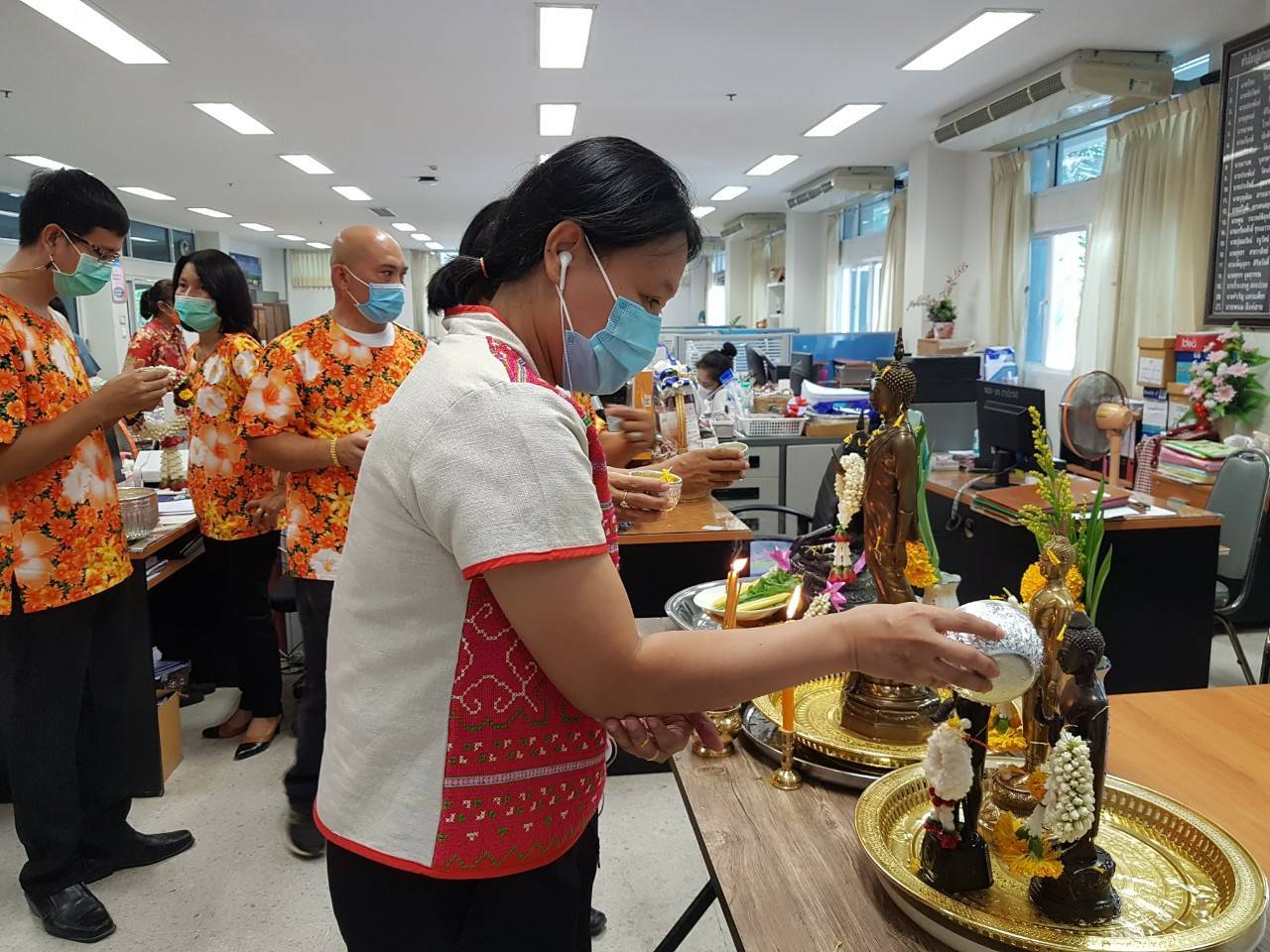 พช.ขอนแก่น : สืบสานประเพณีสงกรานต์ 2565 “สรงน้ำพระ รดน้ำดำหัว ขอพรผู้ใหญ่
