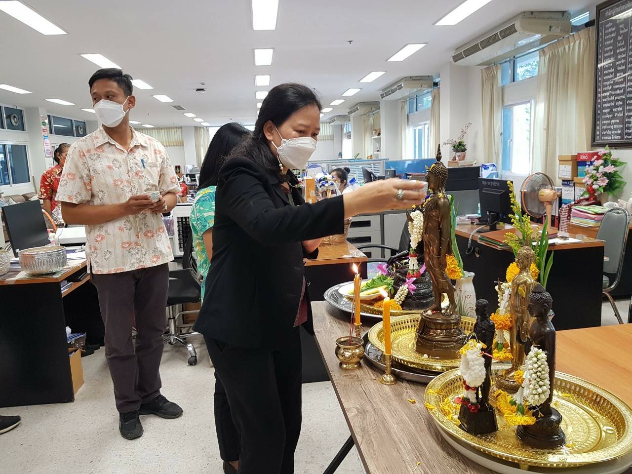 พช.ขอนแก่น : สืบสานประเพณีสงกรานต์ 2565 “สรงน้ำพระ รดน้ำดำหัว ขอพรผู้ใหญ่