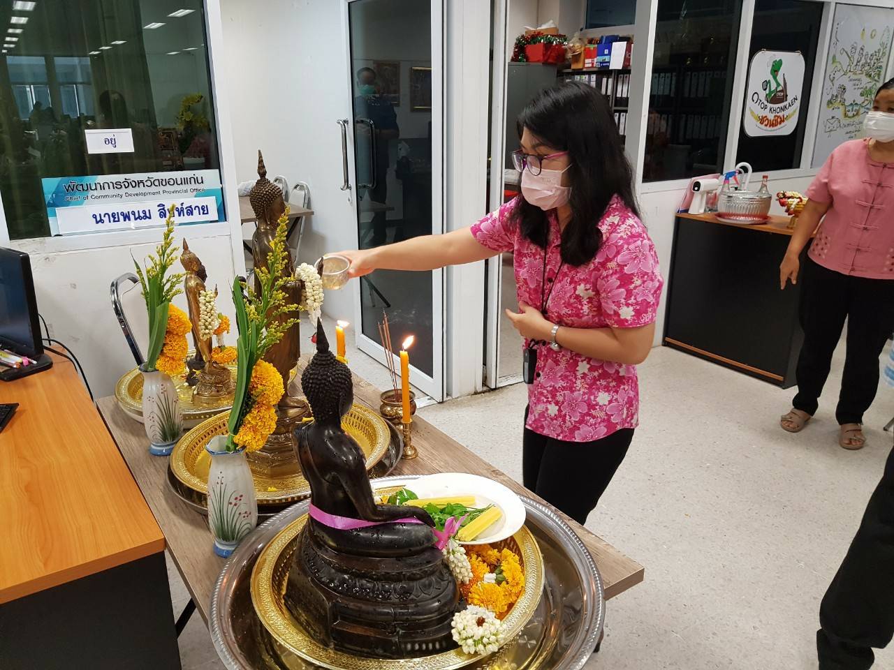 พช.ขอนแก่น : สืบสานประเพณีสงกรานต์ 2565 “สรงน้ำพระ รดน้ำดำหัว ขอพรผู้ใหญ่