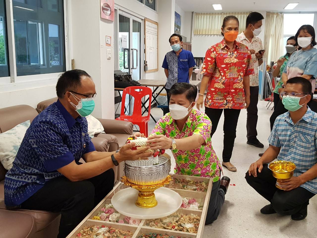 พช.ขอนแก่น : สืบสานประเพณีสงกรานต์ 2565 “สรงน้ำพระ รดน้ำดำหัว ขอพรผู้ใหญ่