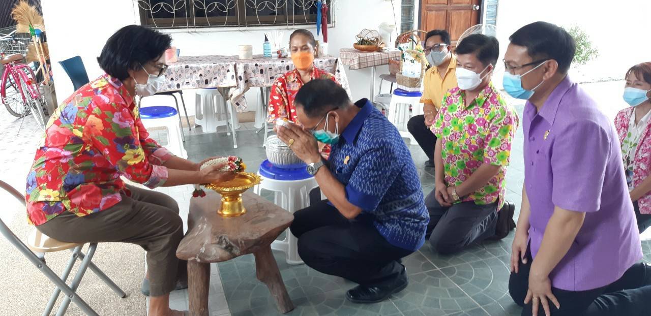 พช.ขอนแก่น : สืบสานประเพณีสงกรานต์ 2565 “สรงน้ำพระ รดน้ำดำหัว ขอพรผู้ใหญ่