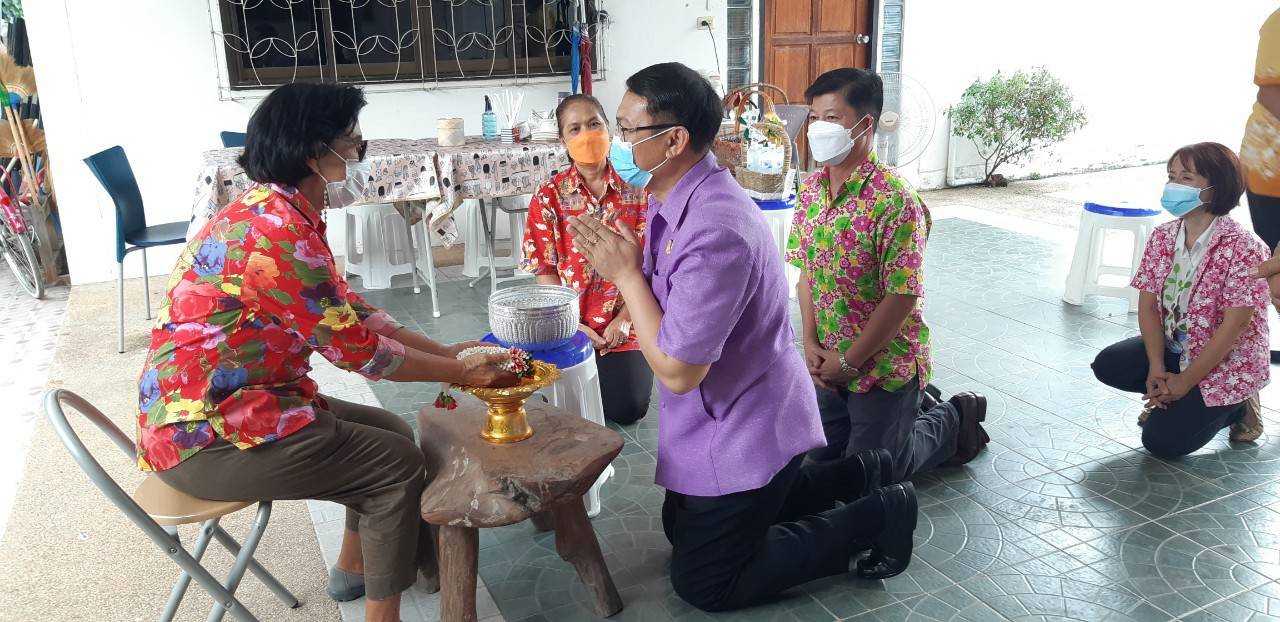 พช.ขอนแก่น : สืบสานประเพณีสงกรานต์ 2565 “สรงน้ำพระ รดน้ำดำหัว ขอพรผู้ใหญ่