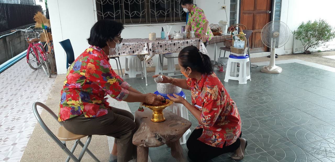 พช.ขอนแก่น : สืบสานประเพณีสงกรานต์ 2565 “สรงน้ำพระ รดน้ำดำหัว ขอพรผู้ใหญ่