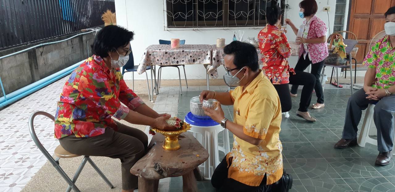 พช.ขอนแก่น : สืบสานประเพณีสงกรานต์ 2565 “สรงน้ำพระ รดน้ำดำหัว ขอพรผู้ใหญ่
