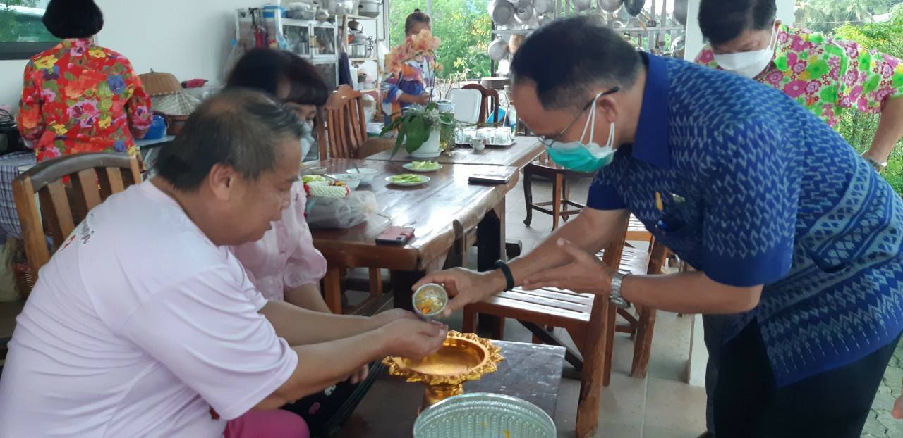พช.ขอนแก่น : สืบสานประเพณีสงกรานต์ 2565 “สรงน้ำพระ รดน้ำดำหัว ขอพรผู้ใหญ่