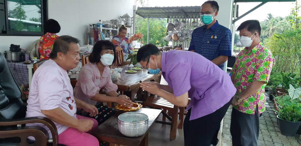พช.ขอนแก่น : สืบสานประเพณีสงกรานต์ 2565 “สรงน้ำพระ รดน้ำดำหัว ขอพรผู้ใหญ่