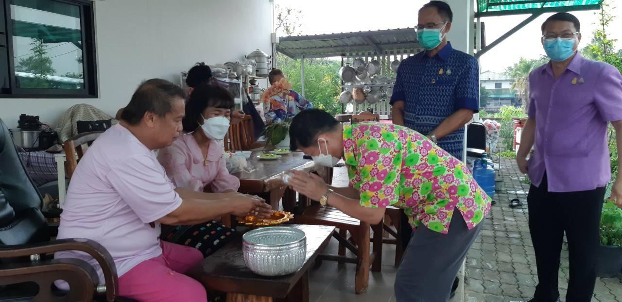 พช.ขอนแก่น : สืบสานประเพณีสงกรานต์ 2565 “สรงน้ำพระ รดน้ำดำหัว ขอพรผู้ใหญ่