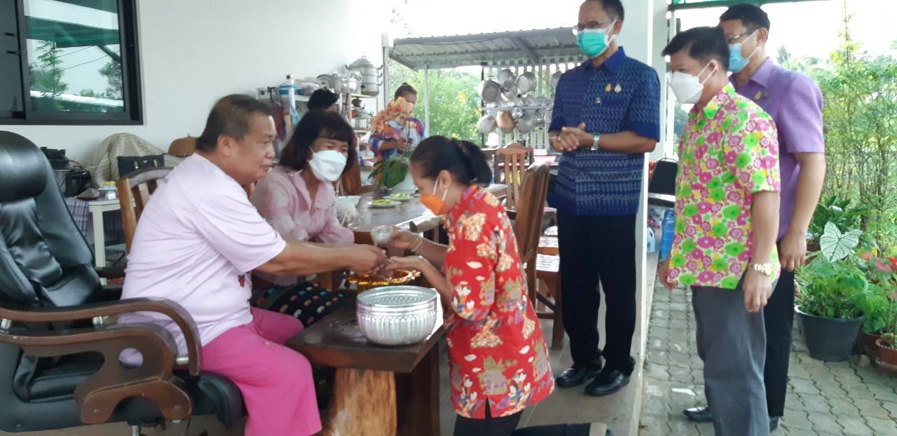 พช.ขอนแก่น : สืบสานประเพณีสงกรานต์ 2565 “สรงน้ำพระ รดน้ำดำหัว ขอพรผู้ใหญ่