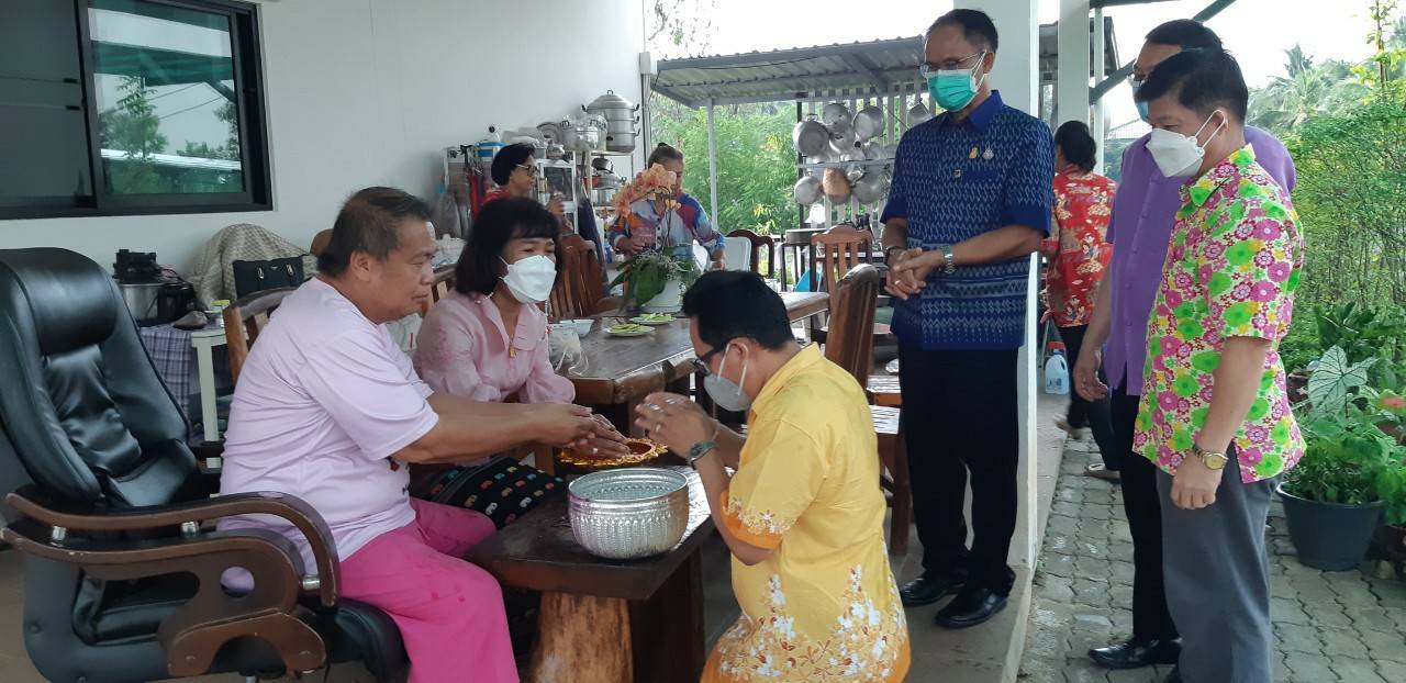 พช.ขอนแก่น : สืบสานประเพณีสงกรานต์ 2565 “สรงน้ำพระ รดน้ำดำหัว ขอพรผู้ใหญ่