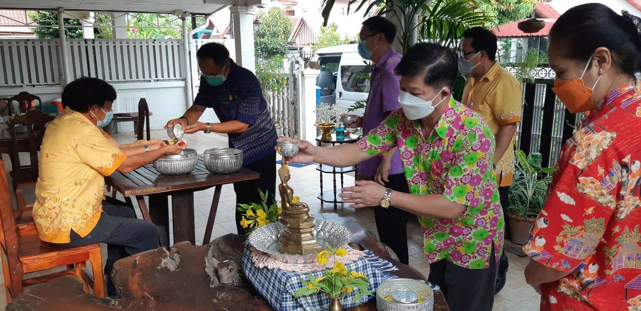 พช.ขอนแก่น : สืบสานประเพณีสงกรานต์ 2565 “สรงน้ำพระ รดน้ำดำหัว ขอพรผู้ใหญ่