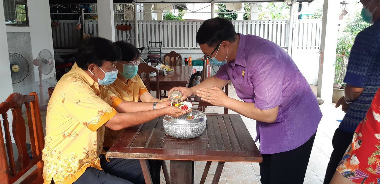 พช.ขอนแก่น : สืบสานประเพณีสงกรานต์ 2565 “สรงน้ำพระ รดน้ำดำหัว ขอพรผู้ใหญ่
