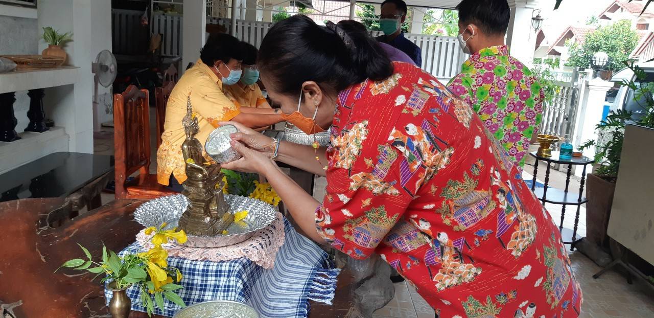 พช.ขอนแก่น : สืบสานประเพณีสงกรานต์ 2565 “สรงน้ำพระ รดน้ำดำหัว ขอพรผู้ใหญ่