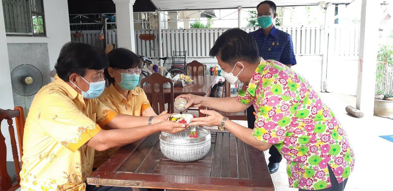 พช.ขอนแก่น : สืบสานประเพณีสงกรานต์ 2565 “สรงน้ำพระ รดน้ำดำหัว ขอพรผู้ใหญ่