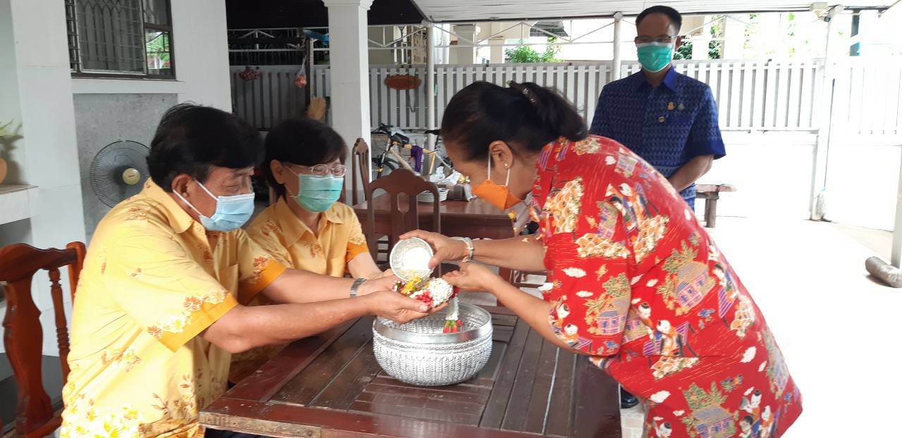 พช.ขอนแก่น : สืบสานประเพณีสงกรานต์ 2565 “สรงน้ำพระ รดน้ำดำหัว ขอพรผู้ใหญ่