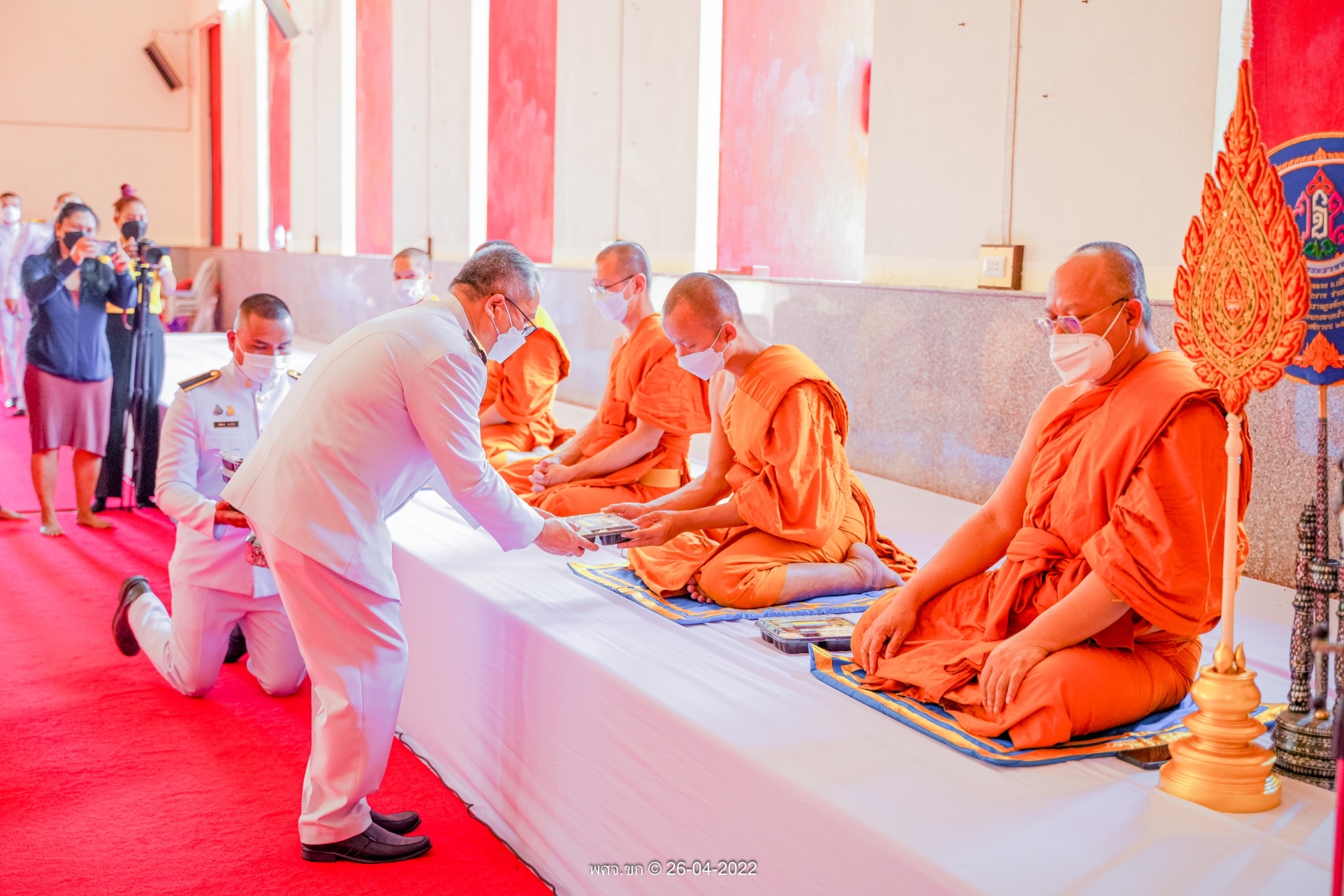 พช. ขอนแก่น : ร่วมพิธีถวายภัตตาหารพระราชทาน แด่พระภิกษุ สามเณร ในการสอบบาลีสนามหลวง ครั้งที่ 2/2565 สนามสอบภาค 9 วัดธาตุ จังหวัดขอนแก่น