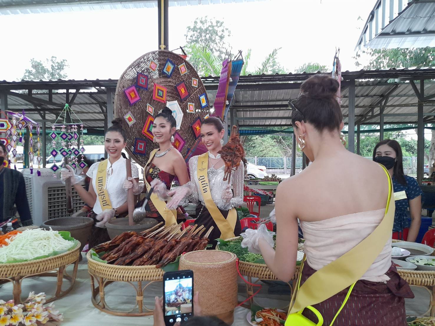 จังหวัดขอนแก่น : ต้อนรับมิสแกรนด์ สนุกสุดแสน ท่องแดนอีสาน พากิน พาเที่ยว ม่วนหลาย