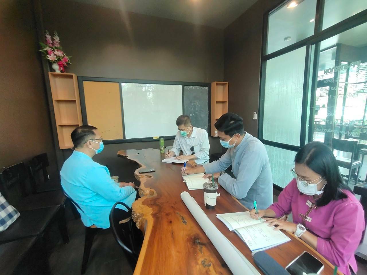 พช.ขอนแก่น : จับมือเอกชน ดันสินค้าโอทอปจำหน่าย ปั๊ม ปตท.บ้านทุ่ม หวังช่วยชุมชนเพื่อกระจายรายได้ไปสู่ชุมชนซึ่งเป็นฐานรากของประเทศ