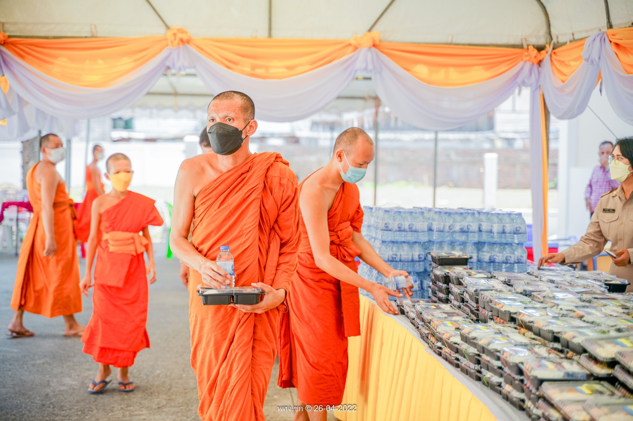 พช. ขอนแก่น : ร่วมพิธีถวายภัตตาหารพระราชทาน แด่พระภิกษุ สามเณร ในการสอบบาลีสนามหลวง ครั้งที่ 2/2565 สนามสอบภาค 9 วัดธาตุ จังหวัดขอนแก่น