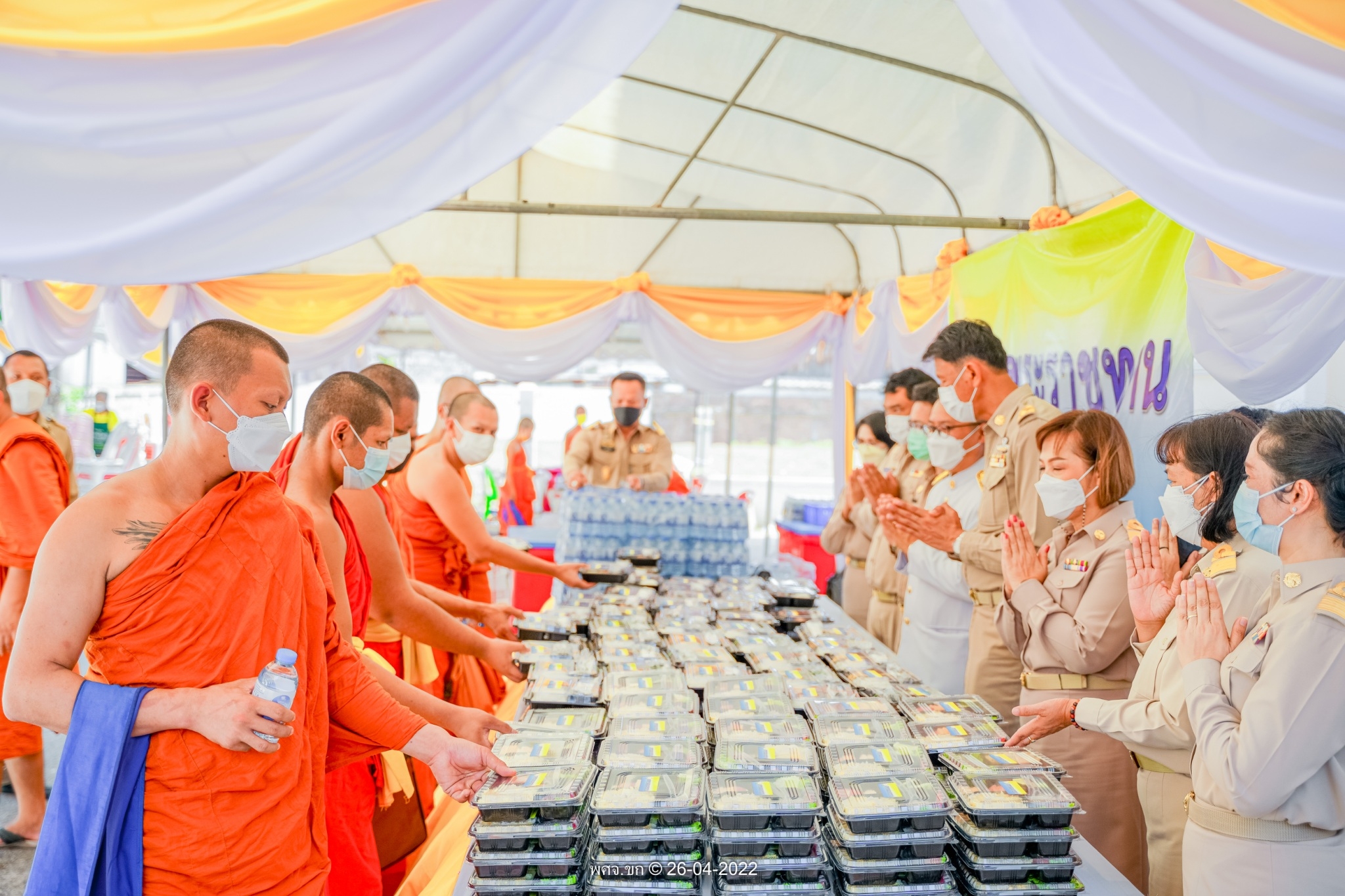 พช. ขอนแก่น : ร่วมพิธีถวายภัตตาหารพระราชทาน แด่พระภิกษุ สามเณร ในการสอบบาลีสนามหลวง ครั้งที่ 2/2565 สนามสอบภาค 9 วัดธาตุ จังหวัดขอนแก่น