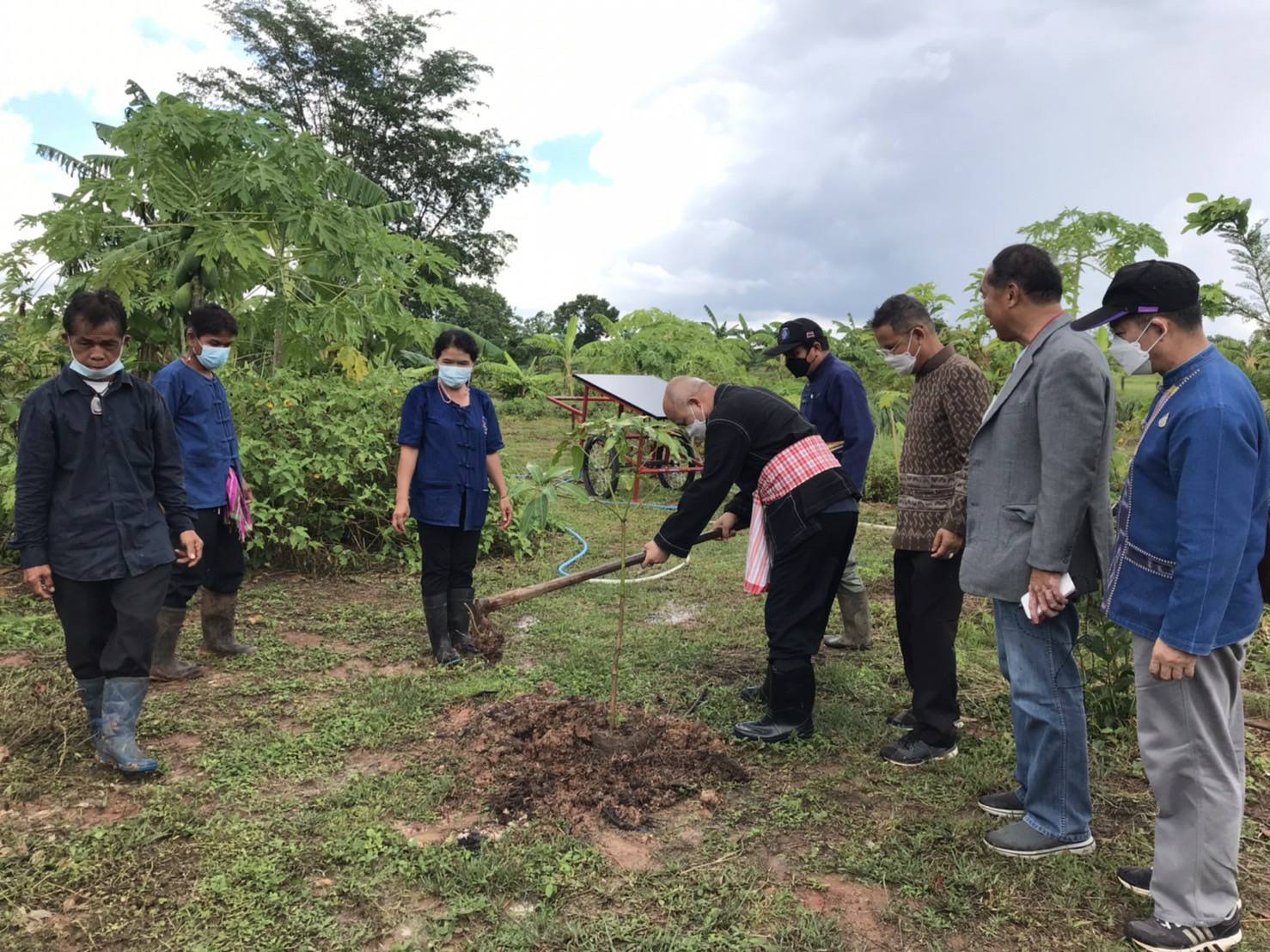 พช.ขอนแก่น : นายสุรศักดิ์ อักษรกุล รองอธิบดีกรมการพัฒนาชุมชน ตรวจเยี่ยมและติดตามผลการดำเนินงานโครงการพัฒนาพื้นที่ต้นแบบการพัฒนาคุณภาพชีวิต ตามหลักทฤษฎีใหม่ประยุกต์สู่ “โคก หนอง นา โมเดล” จังหวัดขอนแก่น วันที่ 2