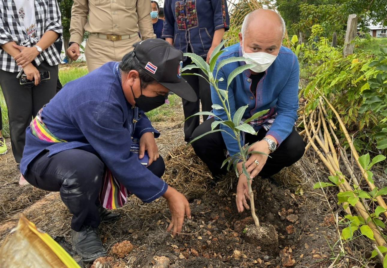 พช.ขอนแก่น :นายสุรศักดิ์ อักษรกุล รองอธิบดีกรมการพัฒนาชุมชน ตรวจเยี่ยมและติดตามผลการดำเนินงานโครงการพัฒนาพื้นที่ต้นแบบการพัฒนาคุณภาพชีวิต  ตามหลักทฤษฎีใหม่ประยุกต์สู่ “โคก หนอง นา โมเดล” จังหวัดขอนแก่น