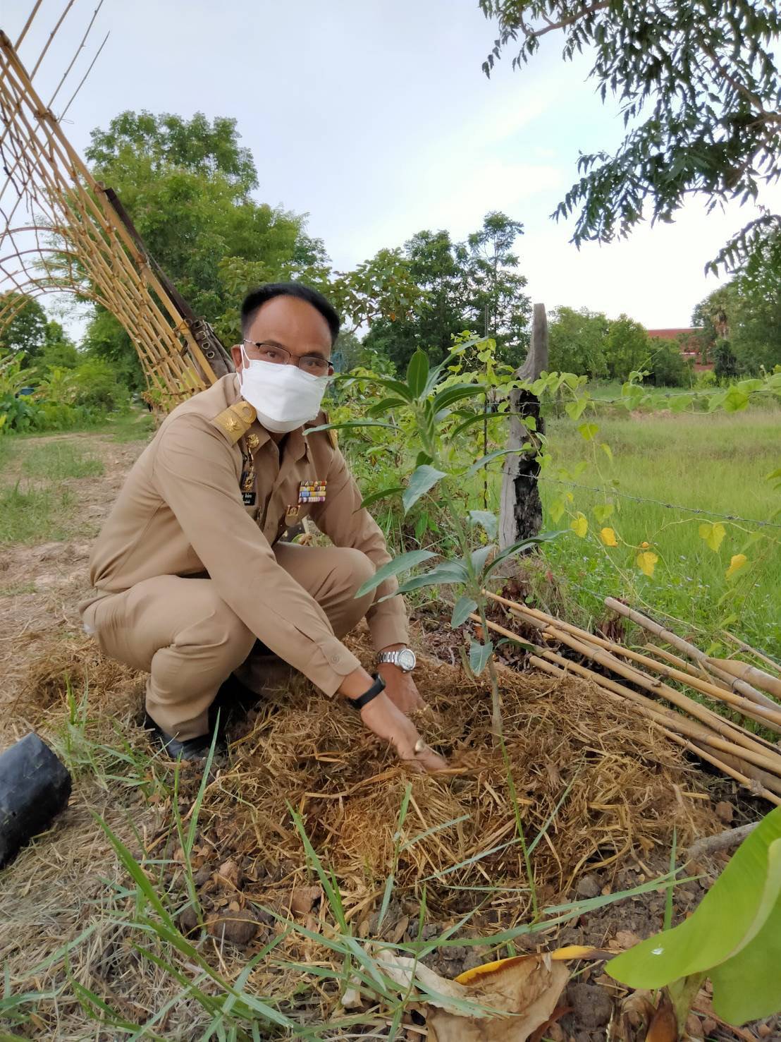 พช.ขอนแก่น :นายสุรศักดิ์ อักษรกุล รองอธิบดีกรมการพัฒนาชุมชน ตรวจเยี่ยมและติดตามผลการดำเนินงานโครงการพัฒนาพื้นที่ต้นแบบการพัฒนาคุณภาพชีวิต  ตามหลักทฤษฎีใหม่ประยุกต์สู่ “โคก หนอง นา โมเดล” จังหวัดขอนแก่น