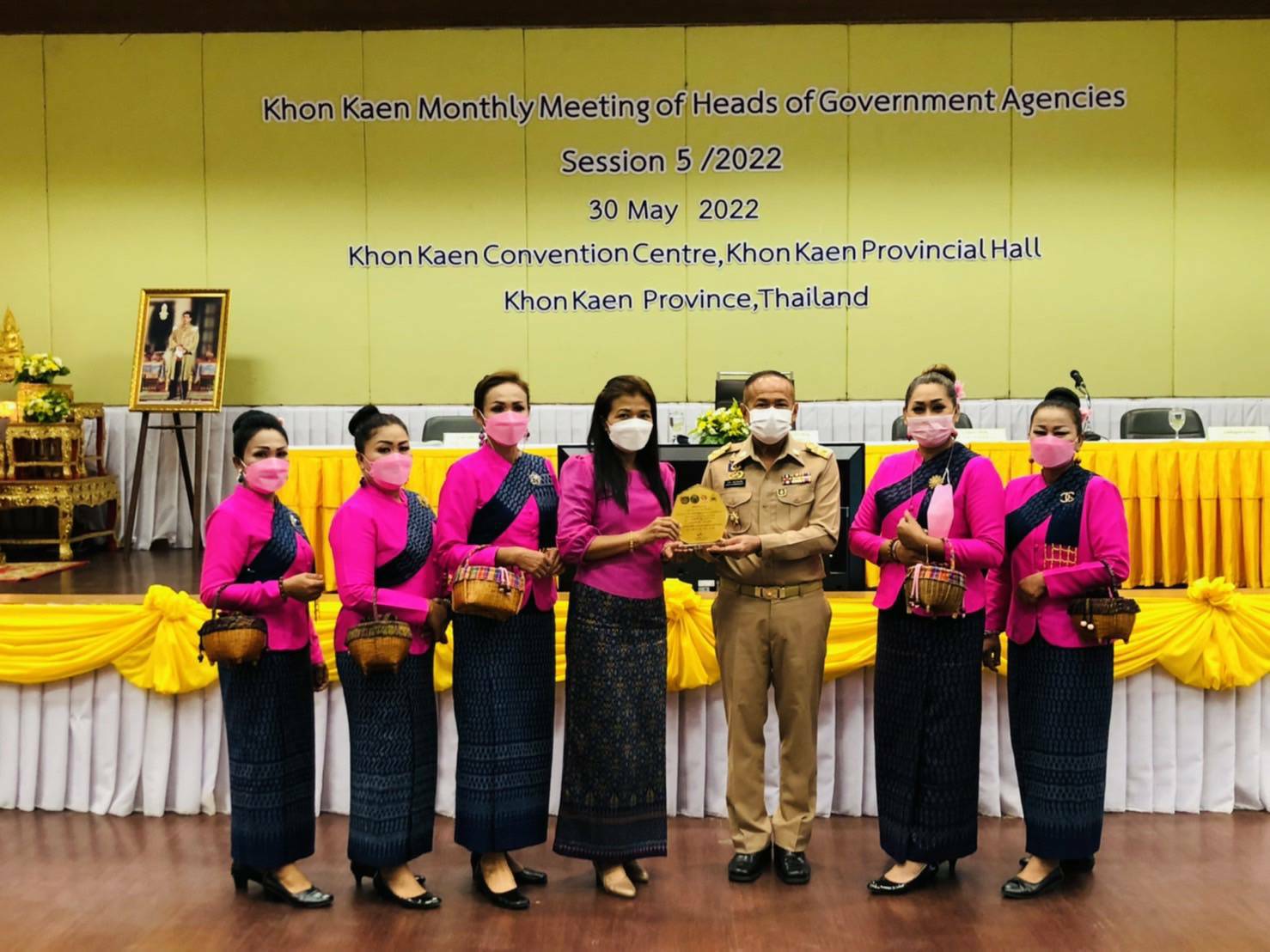 ?จว.ขอนแก่น : มอบโล่รางวัล การประกวดการแต่งกายด้วยผ้าไทย เนื่องใน “วันสตรีสากล” ประจำปี 2565 พร้อมทั้งจัดแสดงและจำหน่ายสินค้าชุมชน ผลิตภัณฑ์ OTOP ในการประชุมหัวหน้าส่วนราชการ ระดับจังหวัด?