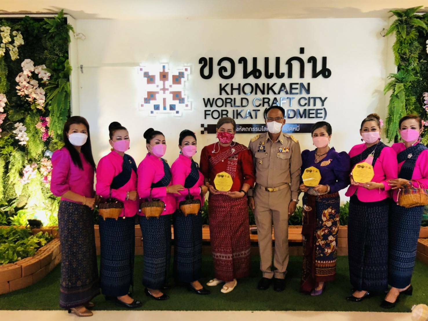 ?จว.ขอนแก่น : มอบโล่รางวัล การประกวดการแต่งกายด้วยผ้าไทย เนื่องใน “วันสตรีสากล” ประจำปี 2565 พร้อมทั้งจัดแสดงและจำหน่ายสินค้าชุมชน ผลิตภัณฑ์ OTOP ในการประชุมหัวหน้าส่วนราชการ ระดับจังหวัด?