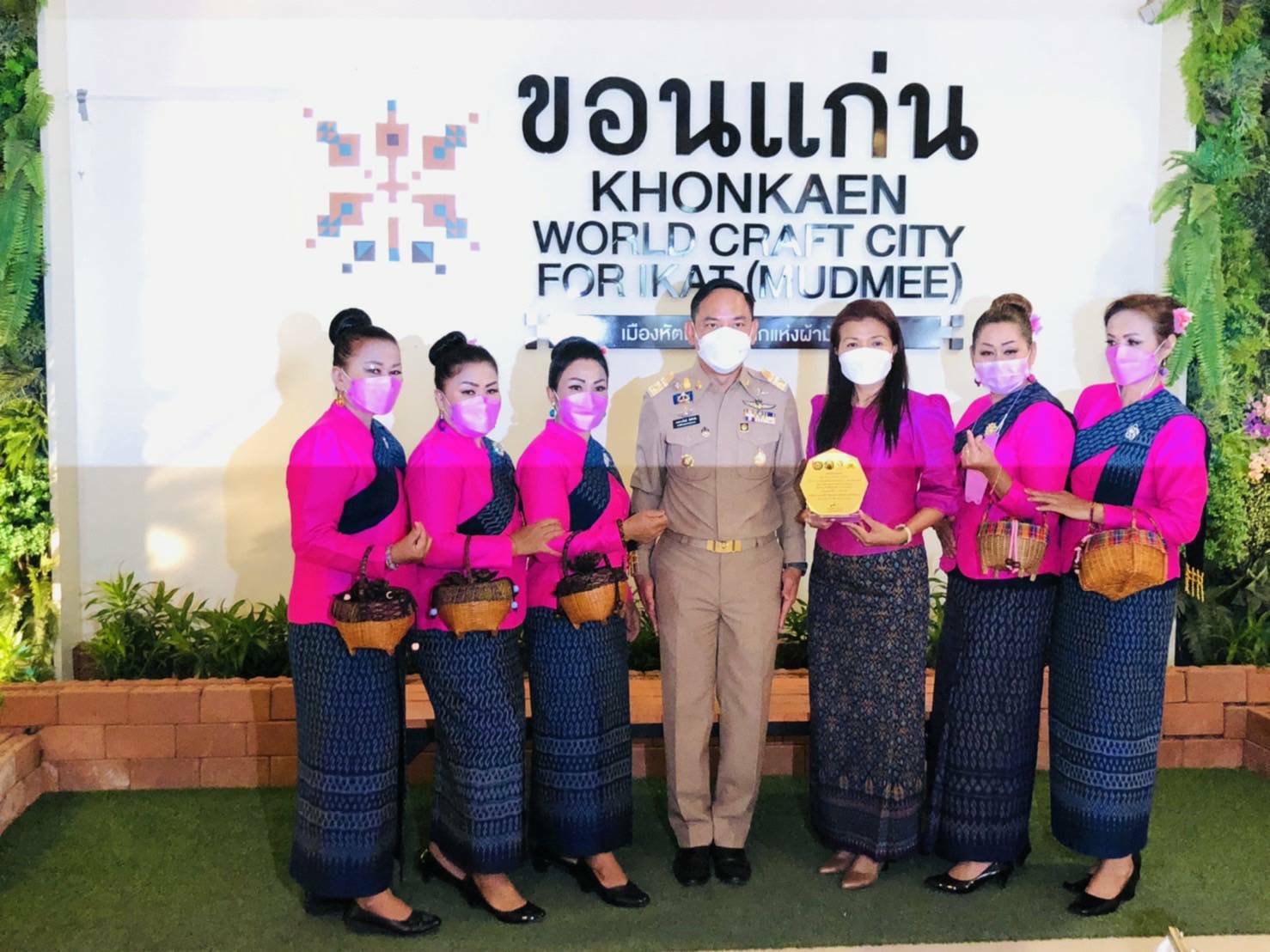 ?จว.ขอนแก่น : มอบโล่รางวัล การประกวดการแต่งกายด้วยผ้าไทย เนื่องใน “วันสตรีสากล” ประจำปี 2565 พร้อมทั้งจัดแสดงและจำหน่ายสินค้าชุมชน ผลิตภัณฑ์ OTOP ในการประชุมหัวหน้าส่วนราชการ ระดับจังหวัด?