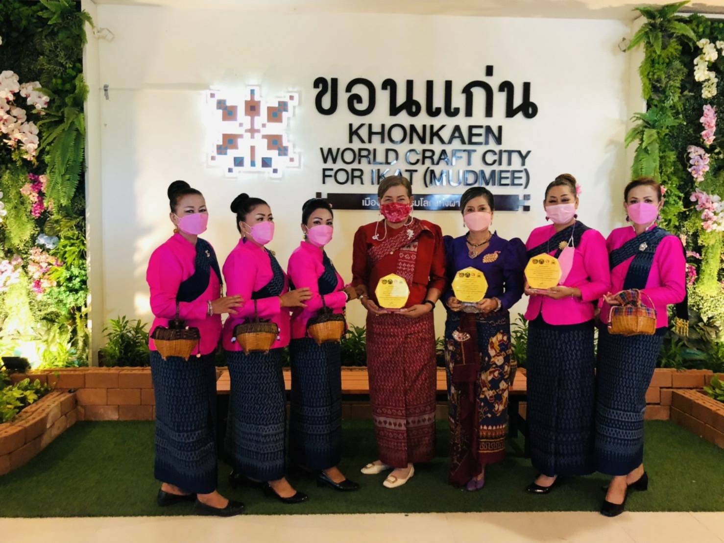 ?จว.ขอนแก่น : มอบโล่รางวัล การประกวดการแต่งกายด้วยผ้าไทย เนื่องใน “วันสตรีสากล” ประจำปี 2565 พร้อมทั้งจัดแสดงและจำหน่ายสินค้าชุมชน ผลิตภัณฑ์ OTOP ในการประชุมหัวหน้าส่วนราชการ ระดับจังหวัด?